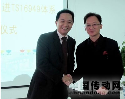 TUV 南德意志集團大中華區的市場部總監呂岳憲先生（左）與首鋼遷安鋼鐵有限責任公司總經理助理李明先生（右）在簽約儀式現場