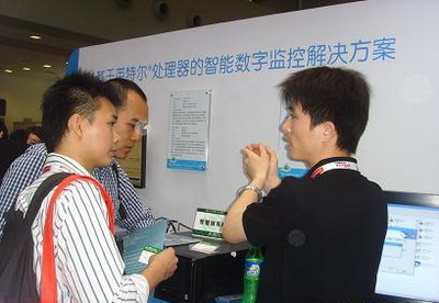 現場工作人員在向觀眾講解Intel智能數字監控解決方案