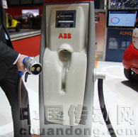ABB“直流快速充電站”可以為高至100千瓦的電動(dòng)車快速充電,不到10分鐘的充電時(shí)間，即可保證車輛續(xù)航100公里以上。該設(shè)備預(yù)計(jì)在不久以后上市。