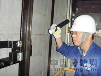 檢查電梯運行情況