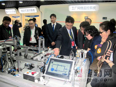 媒體參觀中達電通展廳內的自動化動態(tài)展品
