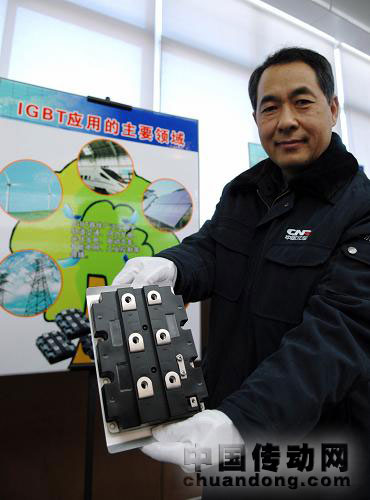 12月23日，工作人員在展示中國北車永濟電機公司發布的IGBT新產品。