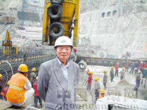 2006年4月，潘家錚院士在小灣水電站考察。