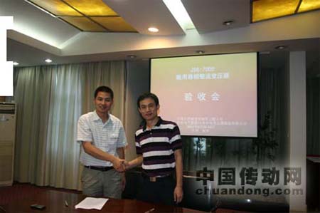 圖為中國人民解放軍海軍工程大學孟進博士與苗小冬總經理共同簽署《驗收紀要》