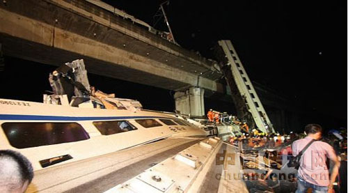 北京南至福州D301次列車與杭州至福州南D3115次列車發生追尾事故