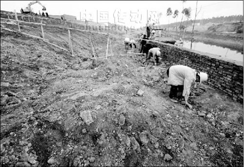 云南興隆村，遭受鉻渣污染，無辜者深受鉻污染之苦，被大家戲稱為“癌癥村”的興隆村進(jìn)入公眾視線