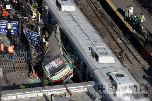 阿根廷城鐵列車和公交車相撞致百人受傷9月13日，在阿根廷首都布宜諾斯艾利斯，救援人員在城鐵列車和公交車相撞事故現場忙碌。
