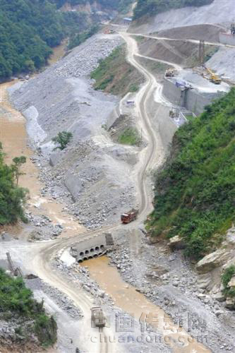 湖北神農架，玉泉河流域龍潭嘴大壩及電站正在趕工期，工地上一派繁忙景象。