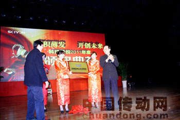 江蘇省經信委副主任龔懷進（右一），南京大學商學院常務副院長、