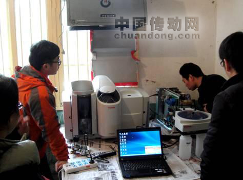 賽默飛技術服務工程師與分析人員在新圩臨時搭建的實驗室安裝和調試iCE3500原子吸收光譜儀