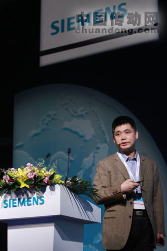 　　北京化工大學朱群雄教授在大會上演講